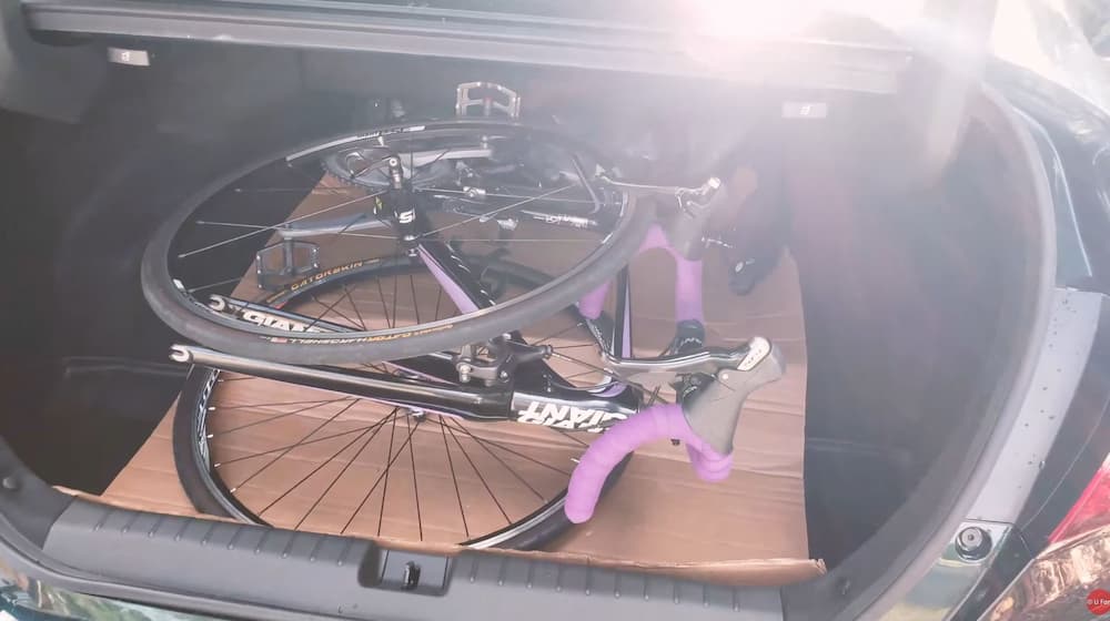 how to fit two bikes in a car