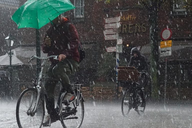 How To Bike With Umbrella In The Rain – Riding Bicycle With Umbrella And Carrying It