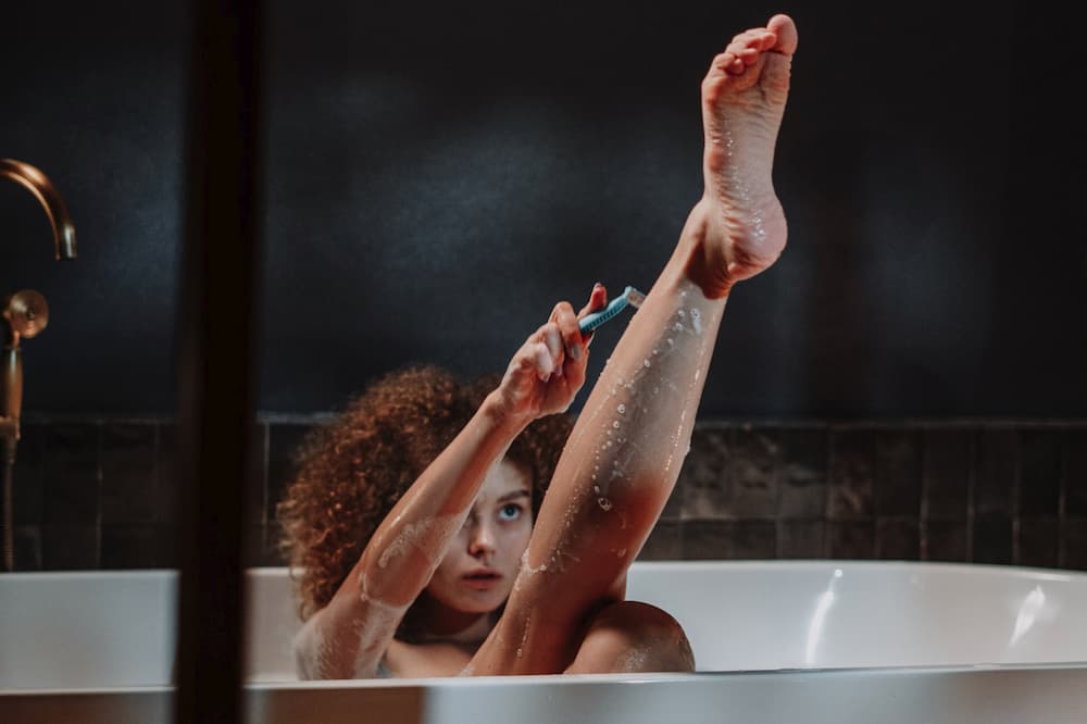 lady cyclist shaving her legs befor the cycling event